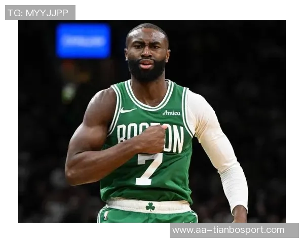 杰伦布朗三节狂砍30分5篮板助力球队进攻势头强劲